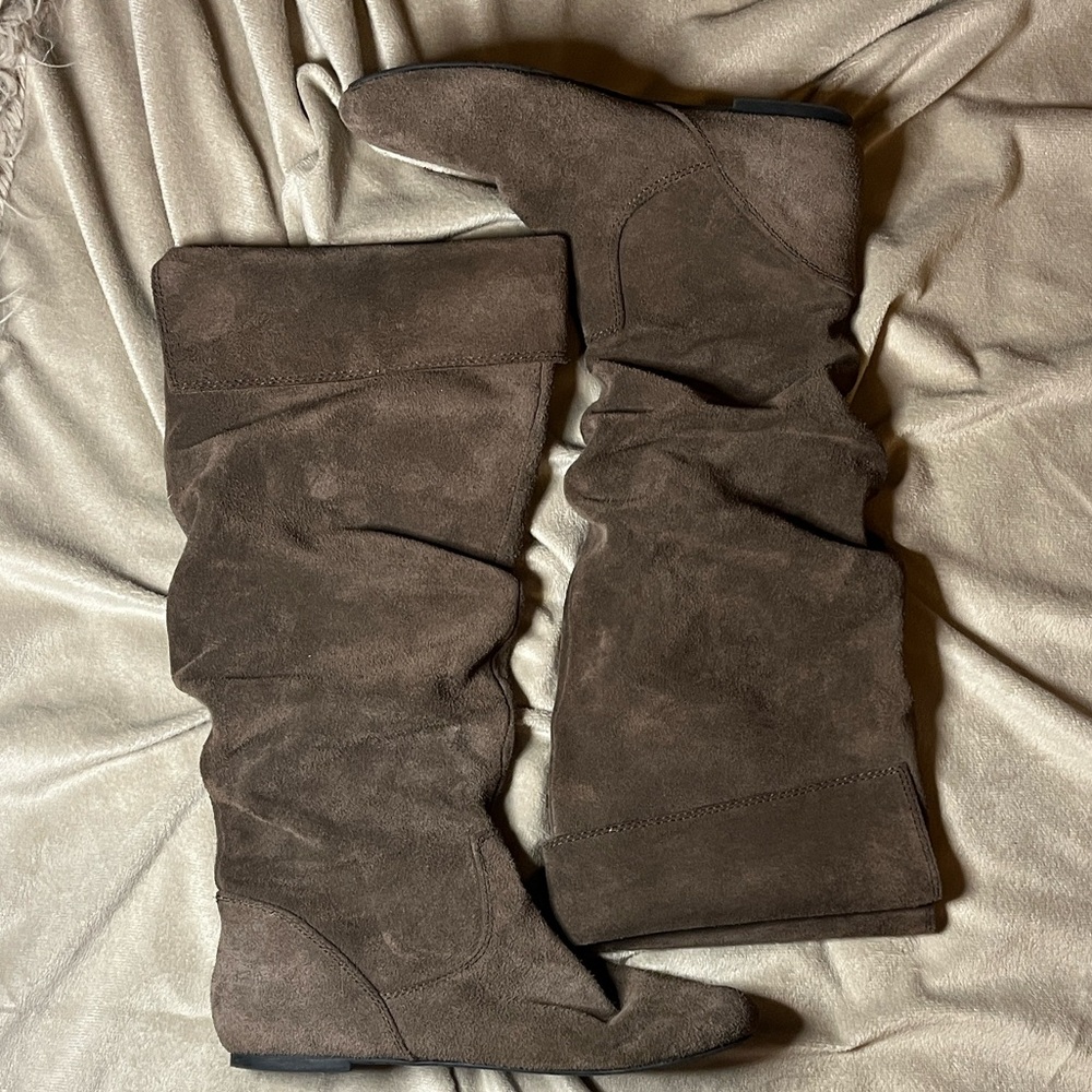 Suede Knee High Slouch Fold Over Boots in a Tan/Taupe color size 6 1/2 - Picture 6 of 6
